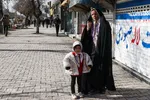 مادران خانه‌دار در طول روز کارهای زیادی را انجام می‌دهند. آن‌ها یک پرستار،معلم، آشپز، همبازی، حسابدار، خدمتکار، راننده و هزاران شغل و نقش دیگر دارند که به صورت تمام وقت و بدون دریافت هیچ حقوق و پاداش و مزایای جانبی در حال کار کردن هستند.