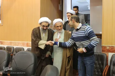 حجت‌الاسلام سپاسی آشتیانی و حجت‌الاسلام‌ قربان‌پور در مراسم قرعه کشی طرح قرآن در خانه