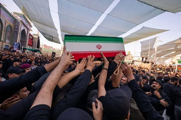 Perarakan Jenazah Syuhada di Samping Zarih Pemegang Panji Karbala Perarakan Jenazah Syuhada di Samping Zarih Pemegang Panji Karbala