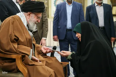 دیدار جمعی از شاعران و اهالی فرهنگ و ادب فارسی با ر هبر معظم انقلاب
