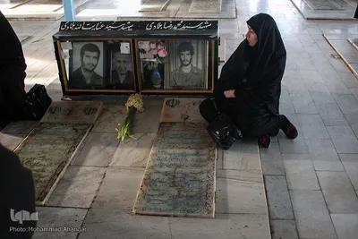 غبارروبی و عطرافشانی مزار شهدا با گل نرگس ـ بهبهان