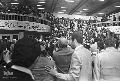 مراسم استقبال از امام خميني بنيانگذار جمهوري اسلامي ايران در فرودگاه مهرآباد. علي اكبر ناطق نوری، هاشم صباغيان، سيد احمد خميني و محمدمهدی ابراهيمي عراقي نیز در تصویر مشاهده می‌شوند.