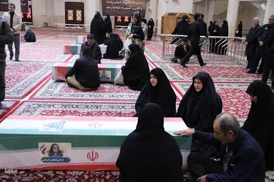 وداع با ۱۲ شهید جنگ رمضان استان فارس در حرم شاهچراغ(ع)