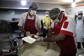 توزیع غذای حضرتی آستان مقدس حضرت عبدالظیم حسنی(ع) میان بیماران کرونایی بستری در بیمارستان فیروزآبادی شهر ری