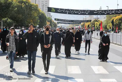 پیاده‌روی زائران به سمت حرم رضوی

