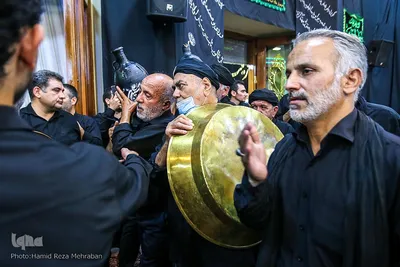 آیین طشت‌گذاری در مسجد اردبیلی‌های تهران