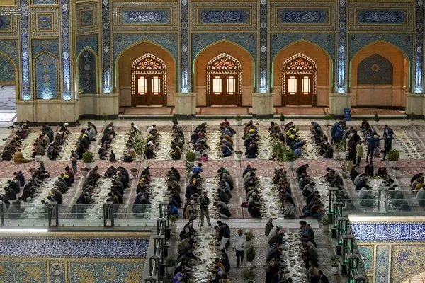 تقرير مصور | مأدبة طعام كبرى للزائرين بالنجف في ليلة مولد أمير المؤمنين (ع)
