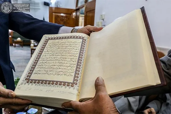 العتبة العلوية تتسلّم نسخة من القرآن مخطوطة بأنامل 