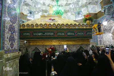Heiliger Schrein von Fatima Masuma (s.a.) mit Blumen geschmückt