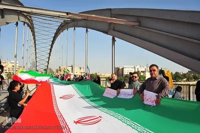 زنجیره انسانی در محکومیت تهدیدات حمله به پل‌ها و نیروگاه‌ها در اهواز