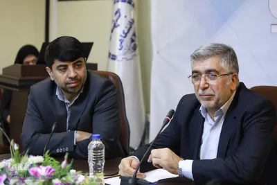 از راست سیدحمیدرضا طیبی، رئیس جهاددانشگاهی و عیسی علیزاده، معاون فرهنگی جهاددانشگاهی در پنجمین نشست مدیران اجرایی شعب استانی ایسپا