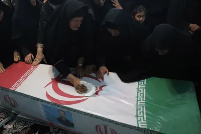 وداع با پیکر جانباز شهید منوچهر بخشنده‎