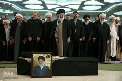 اقامه نماز بر پیکر مرحوم آیت الله هاشمی‌شاهرودی توسط رهبر انقلاب