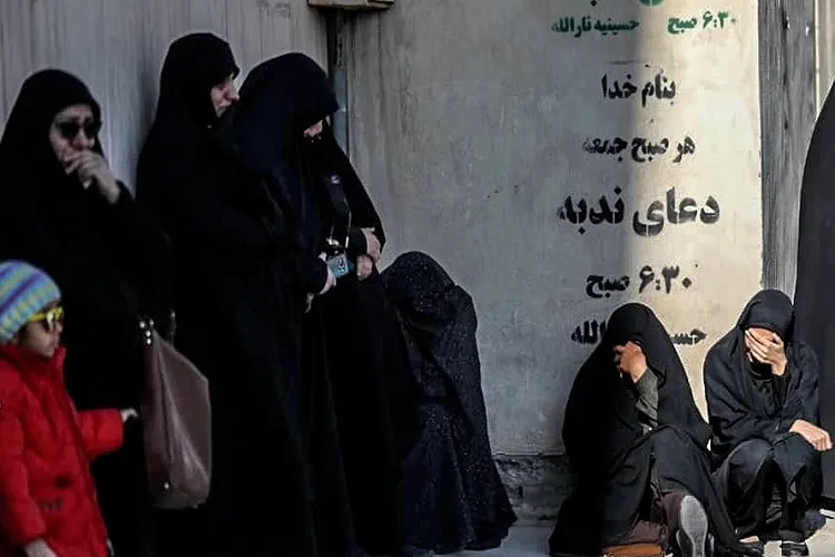 حضور مردم عزادار کرمان در مقابل «بیت الزاهرا(س)»
