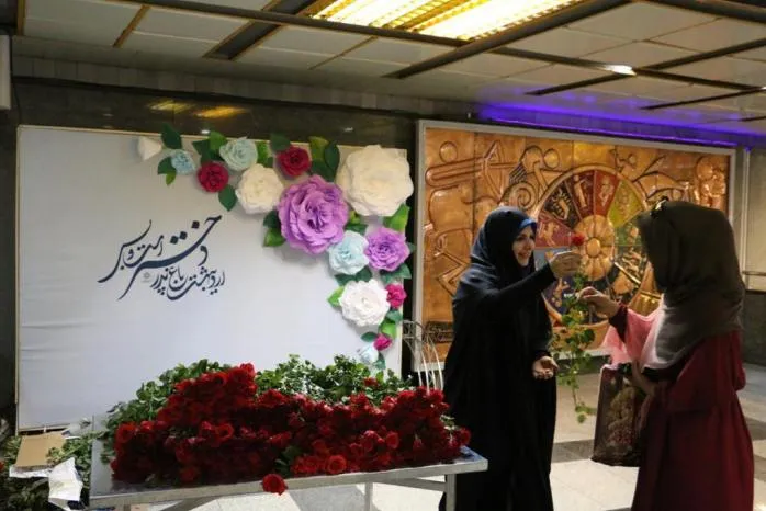 اجرای برنامه‌های دهه کرامت و ویژه‌برنامه‌های روز دختر در متروی تهران
