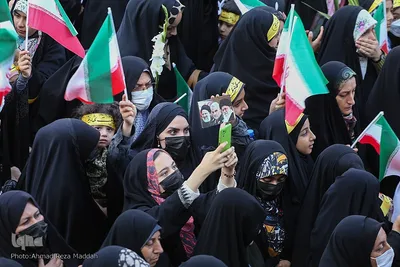 تجمع دانش‌آموزان شیرازی در یادبود شهدای دانش‌آموز حادثه تروریستی
