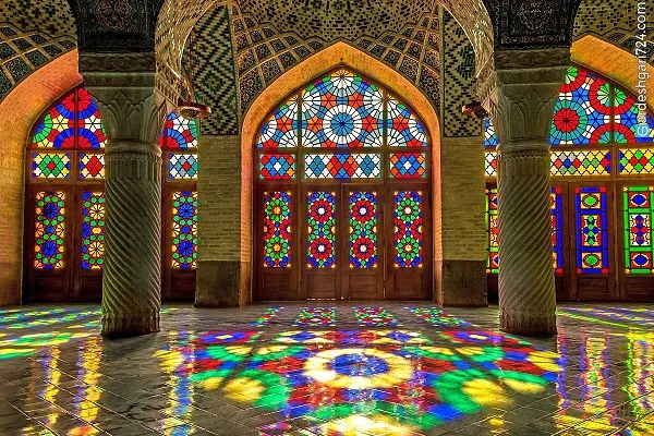 Nasır el-Mülk Camii renk cümbüşü ile herkesi hayran ediyor