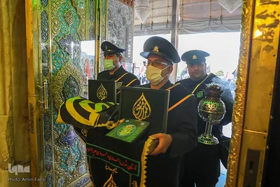 مراسم تعویض پرچم گنبد حرم حضرت شاهچراغ (ع)