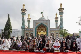 نماز عید سعید فطر در امام‌زاده پنج‌تن لویزان