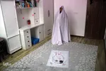 درس عشق معلم فداکار به دانش آموز کم توان جسمی