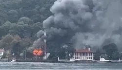 ইস্তাম্বুলের ঐতিহাসিক ভ্যানিকয় মসজিদে অগ্নিকাণ্ড + ছবি