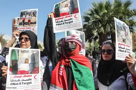 تجمع امدادگران و کادر درمان در میدان فلسطین