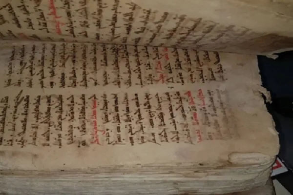 العراق: إحباط عملية بيع إنجيل أثري عمره 900 عام