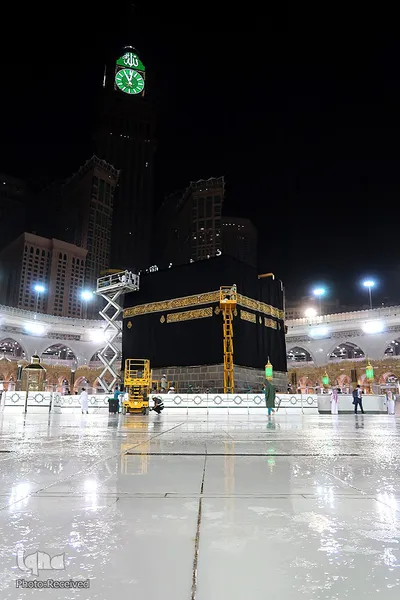 مسجدالحرام در نخستین روز آغاز مناسک حج امسال، شامگاه گذشته شاهد تعویض پرده مقدس کعبه بود.