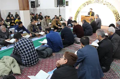 محفل انس باقرآن همزمان با ایام دهه فجر در ملایر
