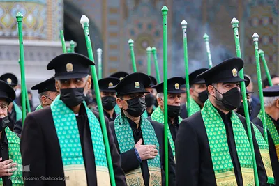 Zum Todestag von Fatima Masuma (s.a.) fegen Diener die Innenhöfe mit Besen