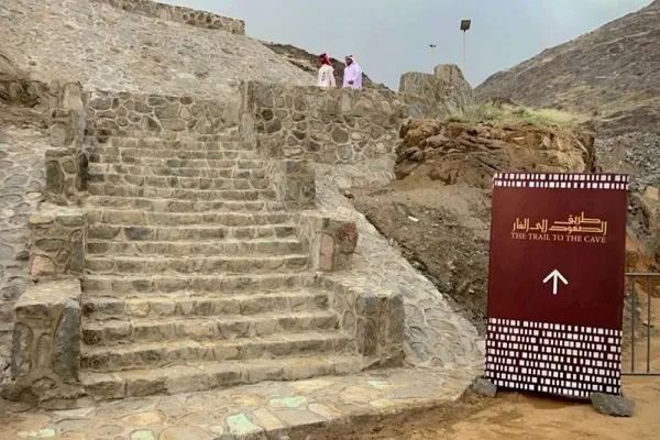 Un nouveau chemin raccourci facilite l'ascension des pèlerins vers la grotte Hira+vidéo