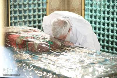 غبارروبی مضجع مطهر حضرت امام رضا (ع) با حضور رهبر انقلاب
