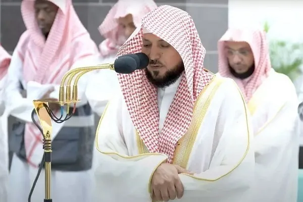 Hindi Nagawa ng Mekka na Imam na Ipagpatuloy ang Pagdarasal sa Biyernes Dahil sa Pagod (+Video)