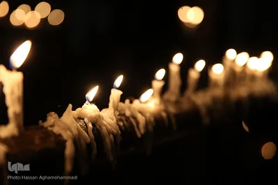 روشن کردن هزاران شمع در شب شام غریبان حسینی/ چهارراه گلوبندک
