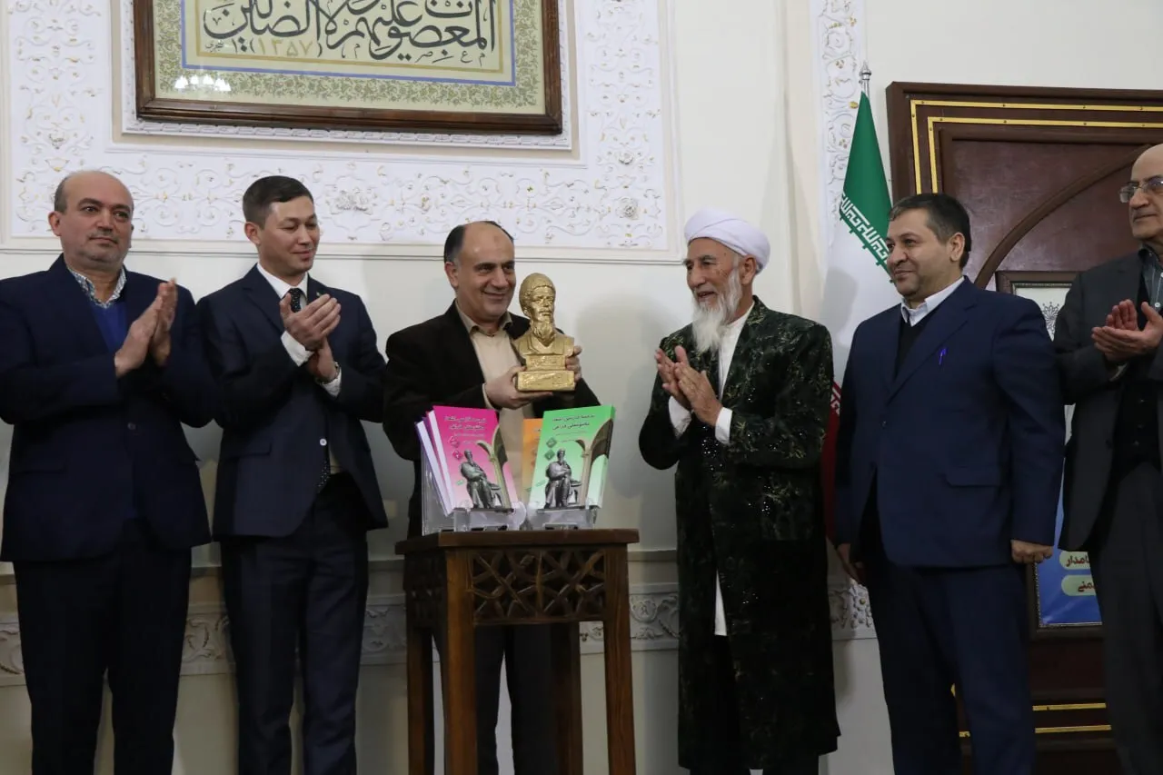 شاعرِ صلح و وحدت میان ملت‌ها