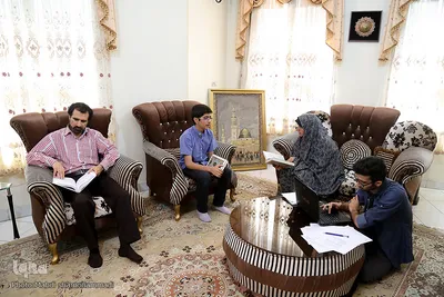 خانواده گلستانی و فرزندشان که حافظ کل قرآن کریم است.