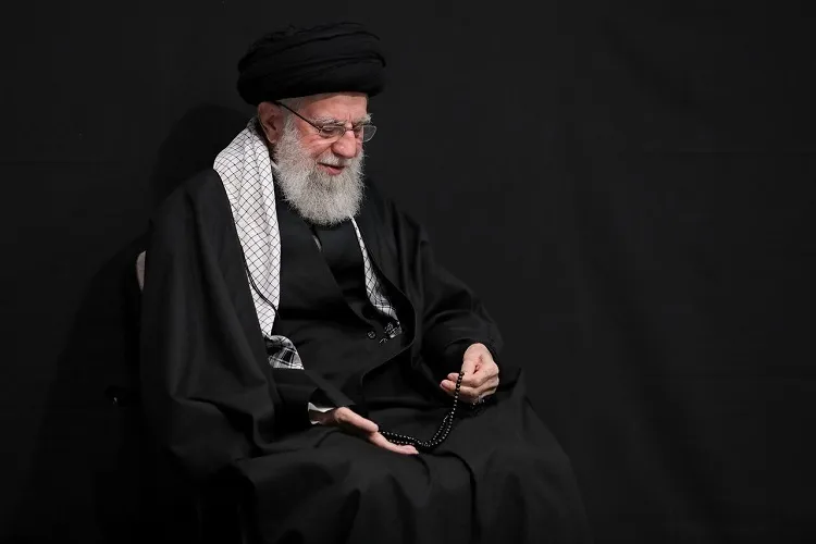 Si Ayatollah Khamenei ay Dumalo sa mga Rituwal ng Pagluluksa na Nagmamarka ng Anibersaryo ng Pagkabayani ni Hazrat Zahra