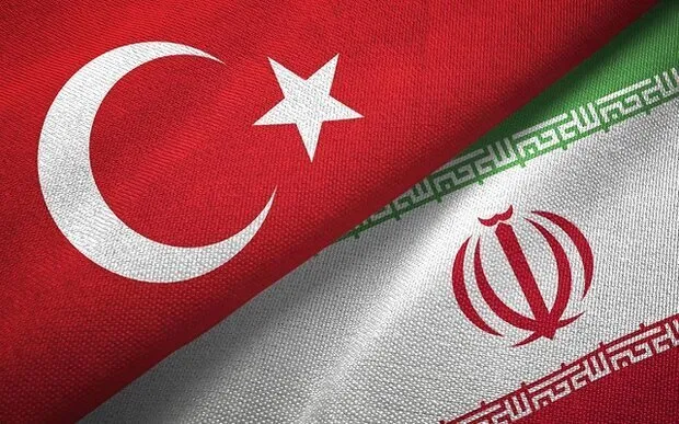 Tebrizli arama kurtarma ekibi 5 kişiyi enkazdan canlı çıkardı