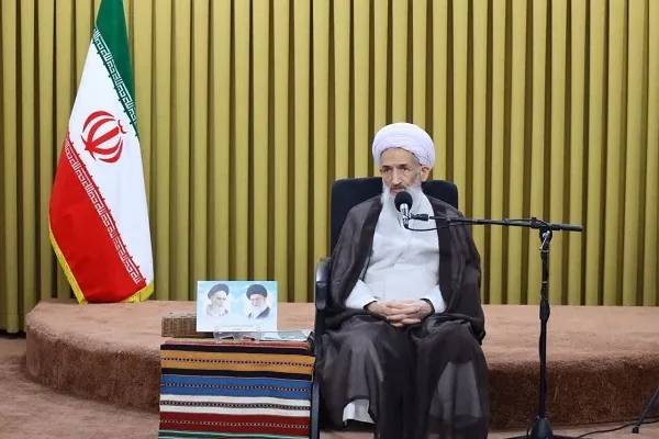 لزوم معرفی شخصیت‌هایی که در برابر جریان‌های انحرافی ایستادگی کرده‌اند