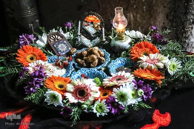 سینی هایی که برای تزئین دیگ سمنوی نذری آماده شده است
