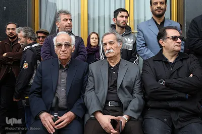 از راست علی دهکردی، سیاوش تهمورث و رضا بنفشه خواه در آیین تشییع پیکر جمشید مشایخی