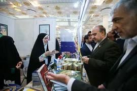 بازدید وزیر ورزش و جوانان از نمایشگاه قرآن