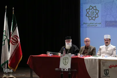 از راست موبد پدرام سروش پور، عضو انجمن زرتشتیان تهران، همایون سامه یح، رییس انجمن کلیمیان تهران، کشیش کرمیتاس قره خانبان، کشیش کلیسای سرکیس مقدس در سی و ششمین نشست «شنبه های انقلاب»