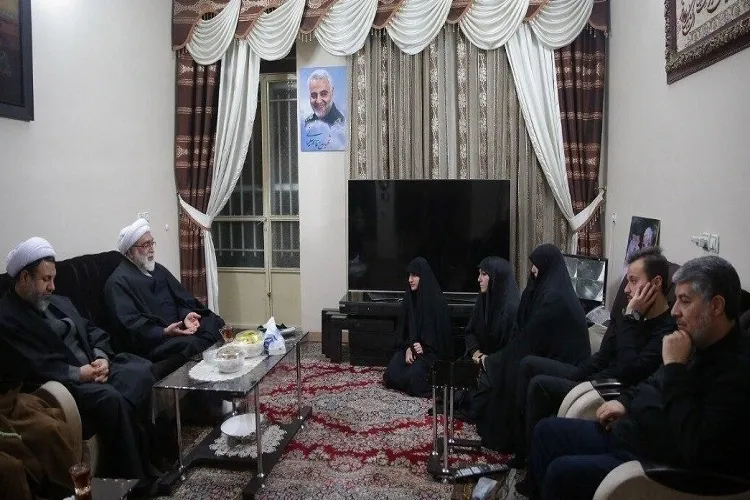 دیدار مروی با خانواده شهید حاج‌قاسم سلیمانی در کرمان