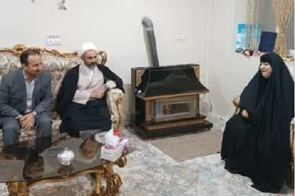فداکاری و ایثار همسران و مادران شهدا قابل ستایش است