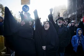 تجمع خودجوش مردم عزادار تهران در میدان انقلاب