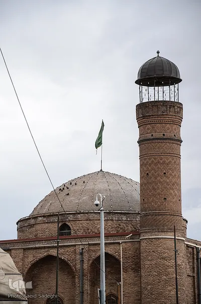 مسجد صاحب الامر، ایستاده در تاریخ