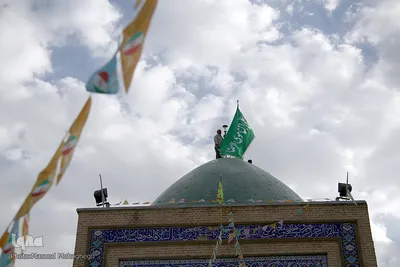 تعويض پرچم گنبد امامزاده علي بن جعفر(ع)