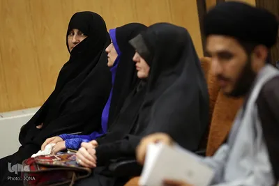 رونمایی از کتاب شعر منا منهای بسیاران