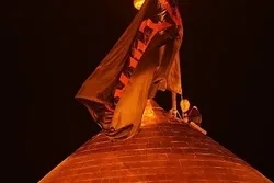 Umalingawngaw ang ‘Labbaik Ya Husayn’ Habang Pinapalitan ang mga Watawat ng Karbala sa mga Banal na Dambana